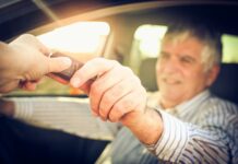 Führerschein im Alter abgeben: Vorteile und Möglichkeiten Wann ist der richtige Zeitpunkt den Führerschein abzugeben? Warum es gut ist diesen Zeitpunkt selbst zu bestimmen und vorzubereiten. Bildquelle: © Getty Images / Unsplash.com