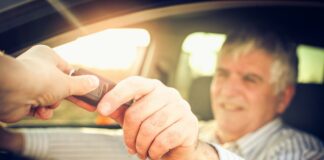 Führerschein im Alter abgeben: Vorteile und Möglichkeiten Wann ist der richtige Zeitpunkt den Führerschein abzugeben? Warum es gut ist diesen Zeitpunkt selbst zu bestimmen und vorzubereiten. Bildquelle: © Getty Images / Unsplash.com