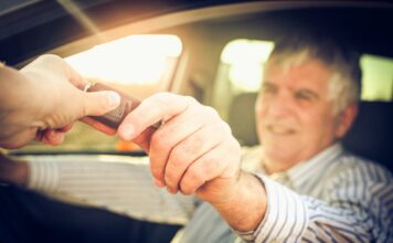 Führerschein im Alter abgeben: Vorteile und Möglichkeiten Wann ist der richtige Zeitpunkt den Führerschein abzugeben? Warum es gut ist diesen Zeitpunkt selbst zu bestimmen und vorzubereiten. Bildquelle: © Getty Images / Unsplash.com