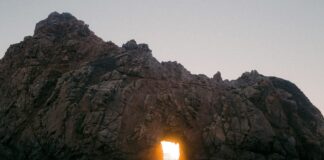 Grabsteine für Urnengräber Unser Ableben bedeutet auch immer eine Entscheidung darüber, wie wir bestattet werden sollen/wollen. Bildquelle: © Colin Meg / Unsplash.com