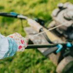 Schweres Gerät wie ein herkömmlicher Rasenmäher kann wunderbar durch einen Mähroboter ersetzt werden. Bildquelle: Ave Calvar / Unsplash.com