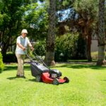 Schweres Gerät wie ein herkömmlicher Rasenmäher kann ideal durch einen Mähroboter ersetzt werden. Bildquelle: © Getty Images / Unsplash.com