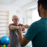 Neben Hilfsmitteln wie einem Rollator oder Treppenlift, ist aber auch die regelmäßige Bewegung so wichtig, um die eigene Mobilität zu erhalten oder wieder zu aktivieren. Bildquelle: © Getty Images / Unsplash.com