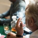 Beim Kartenspielen oder geselliger Runde ist das Rauchen in der Generation 59plus nach wie vor ein fester Bestandteil. Bildquelle: © Curated Lifestyle / Unsplash.com