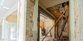 Eternit Sanierung: Was gilt es zu beachten! Bei Sanierungen von Gebäuden oder Objekten aus den Jahren 1930 - 1995 hat man es nicht selten mit der Entsorgung von Eternit zu tun. Bildquelle: © Milivoj Kuhar / Unsplash.com