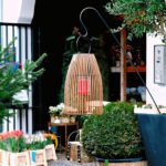 Vor allem mit der richtigen Beleuchtung bekommt der Balkon oder die Terrasse nochmal eine ganz andere Gemütlichkeit. Bildquelle: © Marcus Loke / Unsplash.com