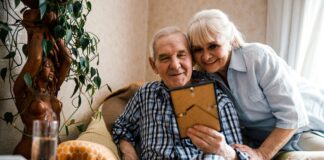 Barrierefrei wohnen – wie geht das? Dank vieler Hilfsmittel wie bodentiefe Duschen, breitere Türen und Treppenlifte, können wir bis ins hohe Alter in unseren eigenen vier Wänden wohnen bleiben. Bildquelle: © Getty Images / Unsplash.com