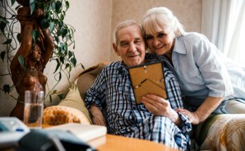 Barrierefrei wohnen – wie geht das? Dank vieler Hilfsmittel wie bodentiefe Duschen, breitere Türen und Treppenlifte, können wir bis ins hohe Alter in unseren eigenen vier Wänden wohnen bleiben. Bildquelle: © Getty Images / Unsplash.com