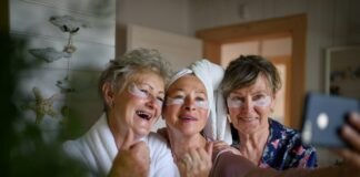 Wellness für die Generation 59plus: Die besten Ideen für Entspannung und Gesundheit Gönnen Sie sich mal eine Auszeit! Egal ob mit Freunden:innen oder allein - einfach mal Entspannung pur genießen und auftanken. Bildquelle: © Getty Images / Unsplash.com