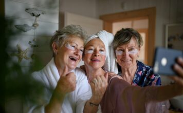 Wellness für die Generation 59plus: Die besten Ideen für Entspannung und Gesundheit Gönnen Sie sich mal eine Auszeit! Egal ob mit Freunden:innen oder allein - einfach mal Entspannung pur genießen und auftanken. Bildquelle: © Getty Images / Unsplash.com