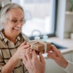 Auch die Generation 59plus freut sich immer über ein individuell gestaltetes und/oder ausgesuchtes Geschenk. Bildquelle: © Getty Images / Unsplash.com