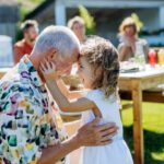 Mit einem personalisierten Geschenk punkten Sie ganz sicher enorm bei Ihrem Enkelkind. Bildquelle: © Getty Images / Unsplash.com