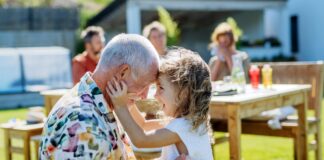 Die beliebtesten personalisierten Geschenke 2024 Mit einem personalisierten Geschenk punkten Sie ganz sicher enorm bei Ihrem Enkelkind. Bildquelle: © Getty Images / Unsplash.com