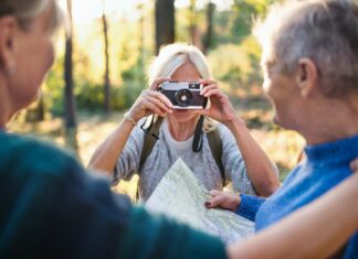 Harninkontinenz bei den Damen der Generation 59plus Eine bestehende Harninkontinenz - die vor allem keine Frage des Alters ist - sollte auf keinen Fall den Alltag und die gemeinsamen Aktivitäten mit Freunden:innen beeinträchtigen. Bildquelle: © Getty Images / Unsplash.com
