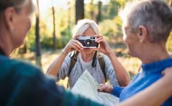 Harninkontinenz bei den Damen der Generation 59plus Eine bestehende Harninkontinenz - die vor allem keine Frage des Alters ist - sollte auf keinen Fall den Alltag und die gemeinsamen Aktivitäten mit Freunden:innen beeinträchtigen. Bildquelle: © Getty Images / Unsplash.com
