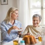 Wenn die eigenen vier Wände es zulassen, dann ist die häusliche Seniorenbetreuung sicherlich eine hervorragende Alternative zu einem Pflegeheim. Bildquelle: © Getty Images / Unsplash.com