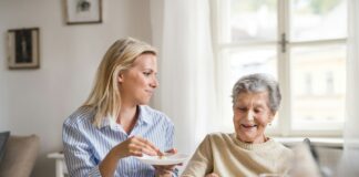 Seniorenbetreuung zu Hause: Darum ist die Entlastung der Angehörigen so wichtig Wenn die eigenen vier Wände es zulassen, dann ist die häusliche Seniorenbetreuung sicherlich eine hervorragende Alternative zu einem Pflegeheim. Bildquelle: © Getty Images / Unsplash.com