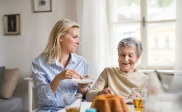 Seniorenbetreuung zu Hause: Darum ist die Entlastung der Angehörigen so wichtig Wenn die eigenen vier Wände es zulassen, dann ist die häusliche Seniorenbetreuung sicherlich eine hervorragende Alternative zu einem Pflegeheim. Bildquelle: © Getty Images / Unsplash.com