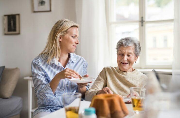 Seniorenbetreuung zu Hause: Darum ist die Entlastung der Angehörigen so wichtig Wenn die eigenen vier Wände es zulassen, dann ist die häusliche Seniorenbetreuung sicherlich eine hervorragende Alternative zu einem Pflegeheim. Bildquelle: © Getty Images / Unsplash.com