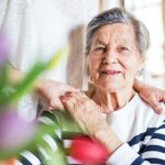 Durch professionelle Unterstützung werden vor allem die pflegenden Angehörigen stark entlastet. Bildquelle: © Getty Images / Unsplash.com