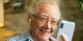 Smartphone 1×1: Ein paar Grundlagen für die Generation 59plus Das Smartphone bietet viele oft ungeahnte Möglichkeiten und Unterstützungen - wir haben mal ein kleines 1x1 zusammen gestellt. Bildquelle: © Curated Lifestyle / Unsplash.com