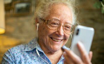 Smartphone 1×1: Ein paar Grundlagen für die Generation 59plus Das Smartphone bietet viele oft ungeahnte Möglichkeiten und Unterstützungen - wir haben mal ein kleines 1x1 zusammen gestellt. Bildquelle: © Curated Lifestyle / Unsplash.com