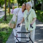 Eine 24-Stunden-Betreuung unterstützt auf Wunsch auch im Bereich Mobilität und Unterhaltung, wie z. B. eine Theater- oder Kinobesuch. Bildquelle: © Getty Images / Unsplash.com