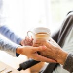 Die Pflegekraft sollte in jedem Fall eine entsprechende Ausbildung vorweisen können. Bildquelle: © Getty Images / Unsplash.com