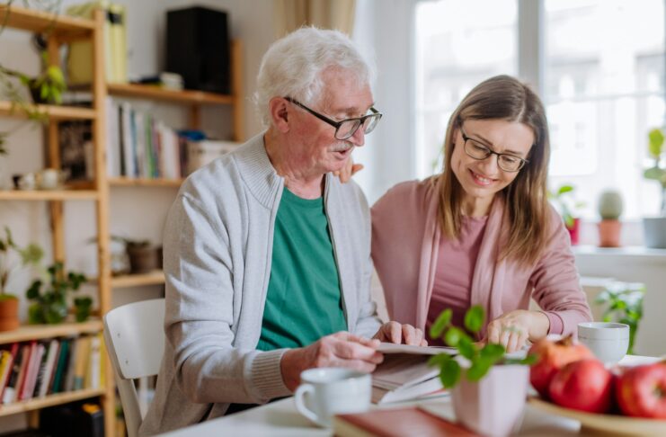 Auswahl einer Vermittlungsagentur für eine 24-Stunden-Betreuung Grenzen Sie die Betrofffenen nicht aus, sondern versucehn Sie sie auf eine spielerische Art und Weise weiter in Abläufe einzubinden. Aber sorgen Sie unebdingt auch für eigene Auszeiten. Bildquelle © Getty Images / Unsplash.com