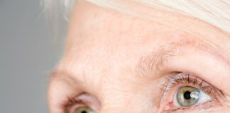 Was tun bei lästigem Augenzucken? Lästiges Augenzucken kann ganz unterschiedliche Ursachen haben. Man sollte ihnen jedoch in jedem Fall auf den Grund gehen. Bildquelle: © Getty Images / Unsplash.com