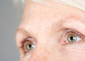 Was tun bei lästigem Augenzucken? Lästiges Augenzucken kann ganz unterschiedliche Ursachen haben. Man sollte ihnen jedoch in jedem Fall auf den Grund gehen. Bildquelle: © Getty Images / Unsplash.com