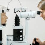Sollte das Augenzucken tatsächlich auch mit Ruhe und ausreichend Flüssigkeit nicht aufhören, empfiehlt es sich einen Augenarzt zu konsultieren. Bildquelle: © Getty Images / Unsplash.com