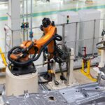 Auch der Einsatz von Robotern ist in der metallverarbeitenden Fertigungsindustrie ein fester Bestandteil. Bildquelle: ©etty Images / Unsplash.com