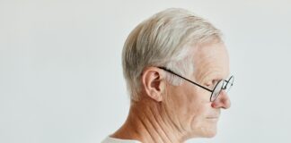 Gutes Sehen im Alter: Worauf Sie bei Ihrer nächsten Brille achten sollten Die Brille ist neben der medizinischen Notwendigkeit auch Ausdruck der Persönlichkeit und sollte auch deswegen mit Bedacht ausgesucht werden. Bildquelle: © Getty Imges / Unsplash.com