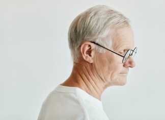 Gutes Sehen im Alter: Worauf Sie bei Ihrer nächsten Brille achten sollten Die Brille ist neben der medizinischen Notwendigkeit auch Ausdruck der Persönlichkeit und sollte auch deswegen mit Bedacht ausgesucht werden. Bildquelle: © Getty Imges / Unsplash.com