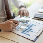 Wenn die herkömmliche Brille nicht ausreicht, dürfen auch andere Hilfsmittel gern hinzu gezogen werden – entscheidend ist, dass wir gut lesen können. Bildquelle: © Getty Images / Unsplash.com