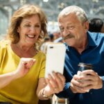 Das Mobiltelefon ist inzwischen auch in der Generation 59plus nicht mehr wegzudenken. Umso mehr sollten wir uns mit dem für uns passenden Handyvertrag beschäftigen. Bildquelle: © Curated Lifestyle / Unsplash.com