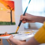 Malen lässt sich z. B. ganz wunderbar in einem Gruppenkurs erlernen. Damit erlernen wir dann nicht nur ein neues hobby, sondern lernen darüber hinaus auch noch neue Menschen kennen. Bildquelle: © Getty Images / Unsplash.com