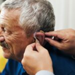 Die Auswahl und vor allem auch das Anpassen des Hörgerätes erfolgt immer mit Hilfe eines Hörgeräteakustikers. Bildquelle: © Curated Lifestyle / Unsplash.com