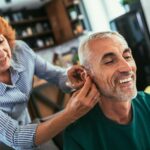 Altersschwerhörigkeit betrifft viele Menschen der Generation 59plus, aber es gibt gute technische Unterstützung Dank guter Hörgeräte. Bildquelle: © Getty Images / Unsplash.com