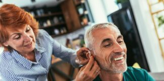 Altersschwerhörigkeit: Gut hören bis ins hohe Alter Altersschwerhörigkeit betrifft viele Menschen der Generation 59plus, aber es gibt gute technische Unterstützung Dank guter Hörgeräte. Bildquelle: © Getty Images / Unsplash.com