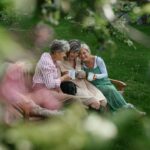 Nicht nur Heilkraft, sondern auch kommunikativ – eine tasse Tee mit Freunden:innen auf der Gartenbank. Das geht zu jeder Jahreszeit. Bildqelle: © Getty Images / Unsplash.com
