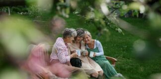 Gesundheitliche Vorteile von Tee im Alter Nicht nur Heilkraft, sondern auch kommunikativ - eine tasse Tee mit Freunden:innen auf der Gartenbank. Das geht zu jeder Jahreszeit. Bildqelle: © Getty Images / Unsplash.com