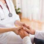 Der Hausnotruf ermöglicht eine direkt Verbindung zur Notrufzentrale, so dass vor allem allein lebende Menschen jederzeit gut um Hilfe rufen können. Bildquelle: © Getty Images / Unsplash.com