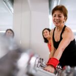 Inzwischen bieten auch Fitness Studios speziell auf die Generation 59plus abgestimmte Kurse an. Bildquelle: © Getty Images / Unsplash.com