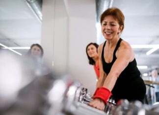 Sturzprophylaxe verbessern: Die besten Tipps für mehr Kraft und Balance im Alter Inzwischen bieten auch Fitness Studios speziell auf die Generation 59plus abgestimmte Kurse an. Bildquelle: © Getty Images / Unsplash.com