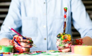 T-shirts selbst gestalten – Kreativ und individuell Wenn Sie selbst künstlerisch nicht so begabt sind, bedrucken Sie doch einfach mal ein T-shirt! Bildquelle: © Alice Dietrich / Unsplash.com