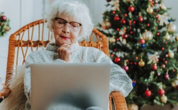 Ohne Bargeld bezahlen Viele Weihnachtsgeschenke werden inzwischen online gekauft. Achten Sie darauf für welche Bezahlart Sie sich entscheiden. Bildquelle: © Getty Images / Unsplash.com