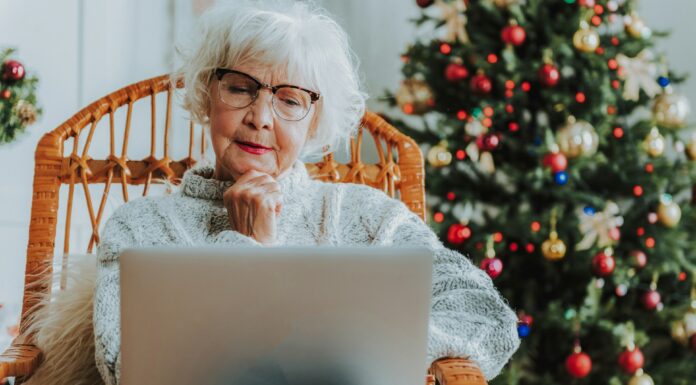 Ohne Bargeld bezahlen Viele Weihnachtsgeschenke werden inzwischen online gekauft. Achten Sie darauf für welche Bezahlart Sie sich entscheiden. Bildquelle: © Getty Images / Unsplash.com