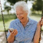 Was tun, wenn man erste Signale wahrnimmt? Wie gehe ich als Angehöriger:in damit um? Welche Unterstützung gibt es? Unsere Redakteurin Katja Kupka beschreibt ihre eigenen Erfahrungen im Umgang mit Demenz und gibt Hilfestellungen. BIldquelle: © Curated Lifestyle / Unsplash.com